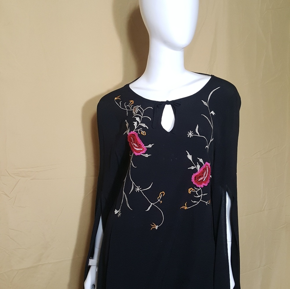 Lipslide GEORGOUS women's embroidered blouse.